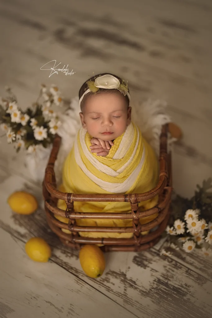 عکس نوزاد شکولات پیچی شده بانمک با تم زرد و لیمویی